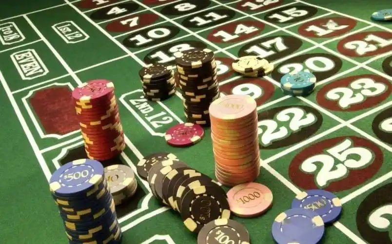 Pengguna sedang mengakses layanan dukungan melalui live chat dalam perangkat mobile